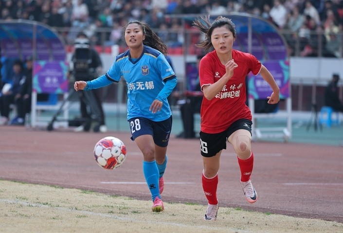 山東體彩女足隊員孫方欣(圖右紅衣)憑借在聯賽中的突破表現,去年入選了女足國家隊